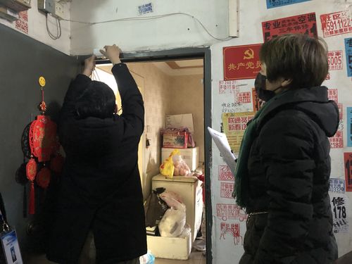 上门为返京隔离户安装门磁条.