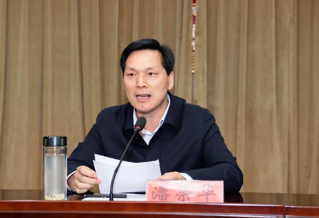 市委常委,市委宣传部部长潘荣华为市级巾帼文明岗授牌