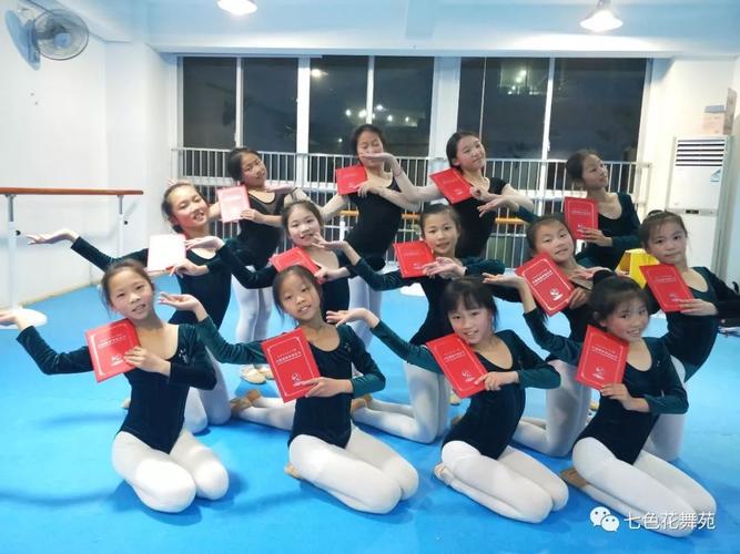 宝贝们收到舞蹈考级证书咯! 小脸蛋洋溢着开心的笑容!