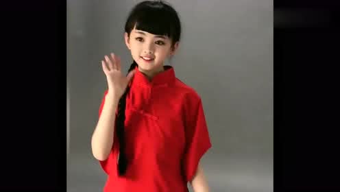 童模小苹果的拍摄花絮,大大的眼睛真漂亮,网友:很喜欢她的