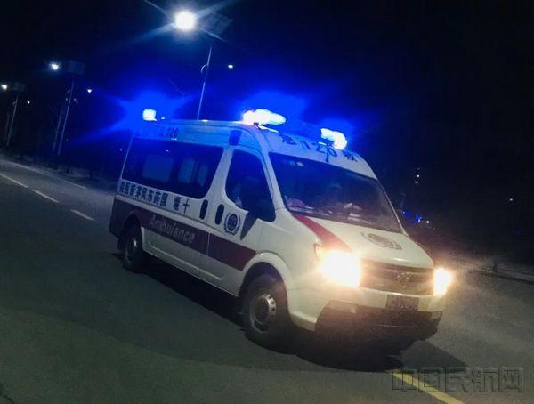 刷屏照片背后的爱心接力来自通航人士捐赠的救护车到了