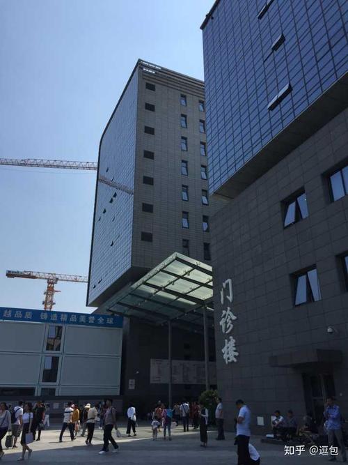 北京协和医院东院院门口右手边有一家协和大药房,去年装修了一下下