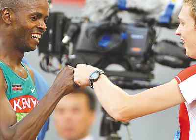 9月11日,两位同组的运动员相互击拳祝贺. 人民网记者 李舸摄