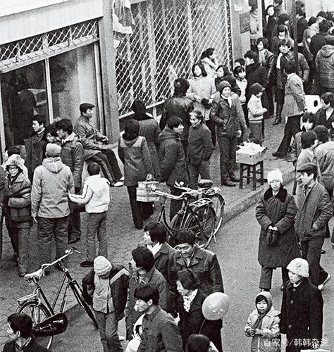 80年代过年赶集老照片