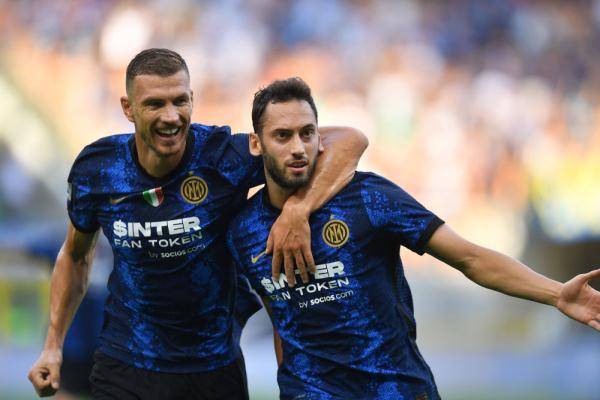 国际米兰队球员恰尔汗奥卢(右)进球后与队友哲科庆祝.