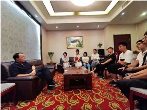 武大杰出校友曾文涛先生盛邀铜陵一中考入武大的12名学子,原因竟然是