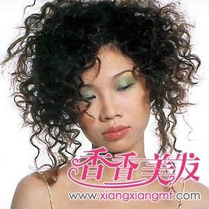 这种烫法在头发风干后也能产生一种爆炸式发型,适合小脸女生,圆脸女生