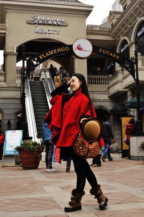 参与《楚天都市报》街拍美女专栏的拍摄,代表地标:光谷·西班牙