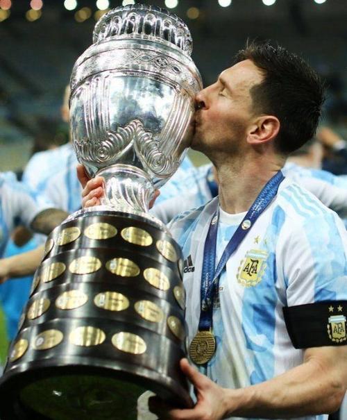 梅西基本锁定金球奖,生涯首次靠阿根廷弥补巴萨