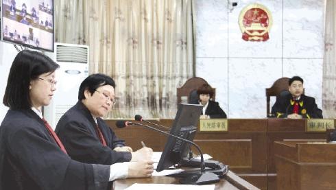 河北石家庄律师首穿律师袍出庭