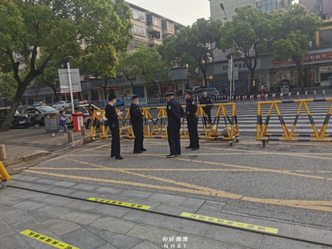 校门外的马路旁,公安交警和学校保安拉出警戒线,维护着交通秩序.