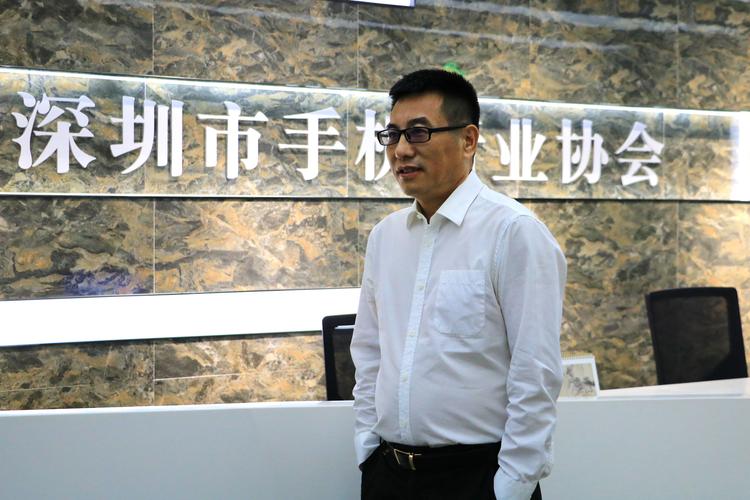 深圳手机行业协会会长孙文平接受央视采访
