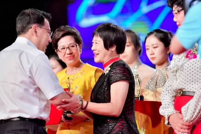 新闻多一点 浙江省委副书记,省长袁家军为徐亚芬颁卓越领航奖 2018年