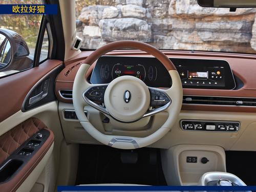 双辐式方向盘采用了皮质包裹,并带有多功能按键和镀铬饰条,在3和9点钟