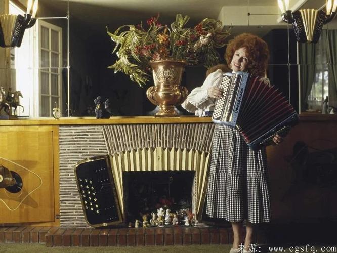 法国著名女手风琴演奏家伊薇特霍纳去世 享年95岁 曾获总统授勋