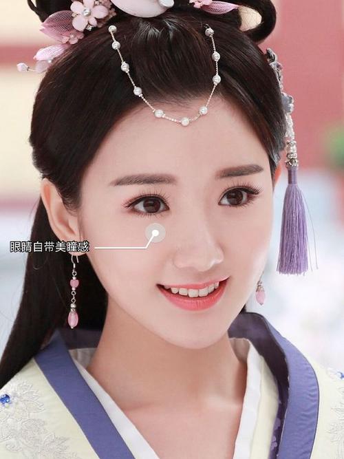 毛晓彤的眼睛是杏仁眼,眼睛形态偏圆.