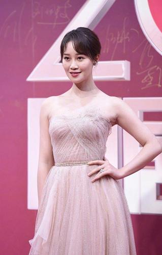 蓝盈莹分手后怎么了?穿衣大胆领口设计低,画风变真接受不来