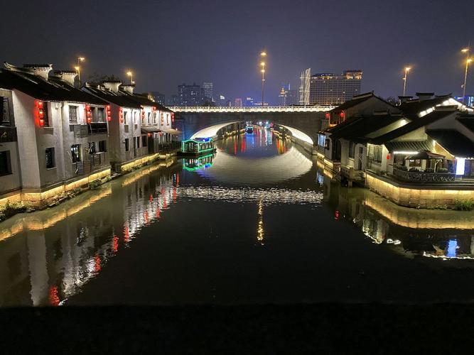 无锡南塘老街夜景漂亮,灯火阑珊游人如织