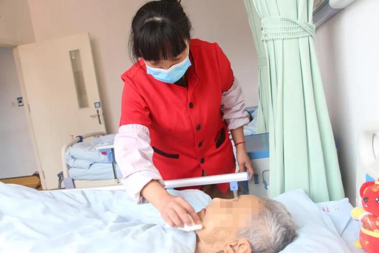 护工照顾老人的生活