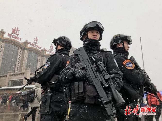 春运返程遇降雪 北京特警冒雪执勤保障出行安全