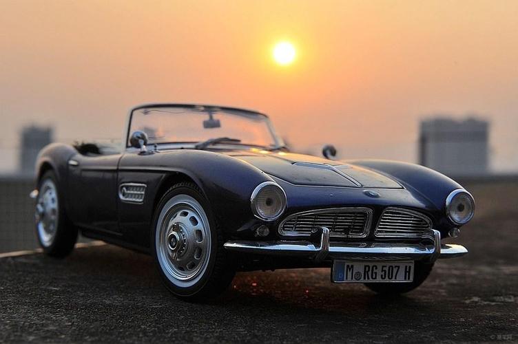 1999年发表的宝马z8,是对宝马经典车款宝马507的致敬.