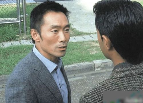 56岁郑浩南伤愈复出跑商演,跪下给观众递麦克风,俩美女在旁伴舞