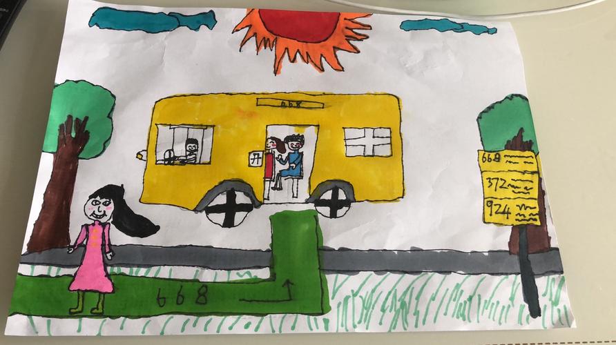 【永顺镇中心小学】二年级五班美术课上学习了绘制公交车站,孩子们