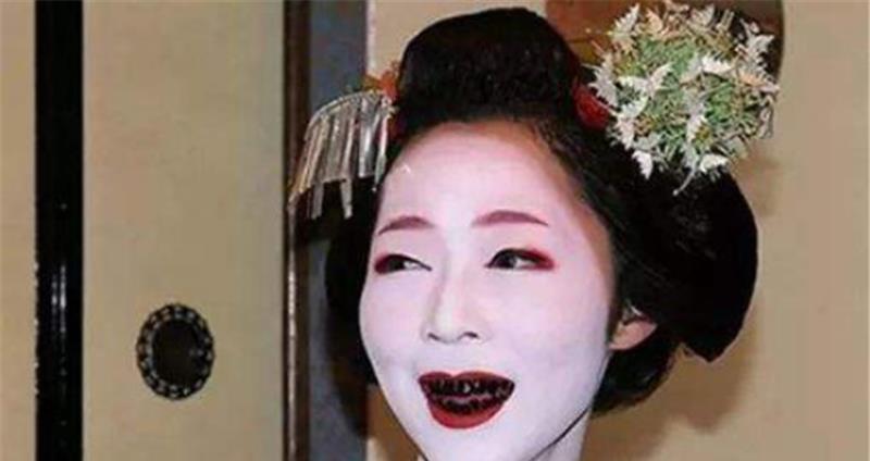 白脸妆代表的是日本古代的新娘对丈夫的尊敬,类似于将重新包装过的