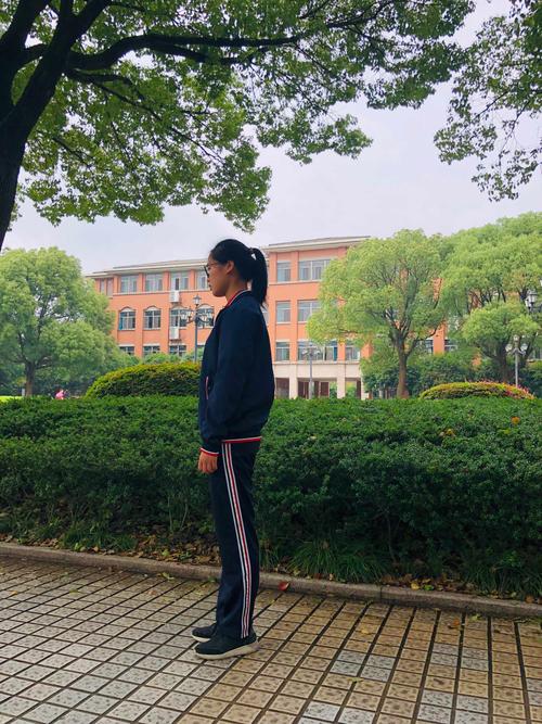 嘉兴一中运动式校服样衣试穿效果图