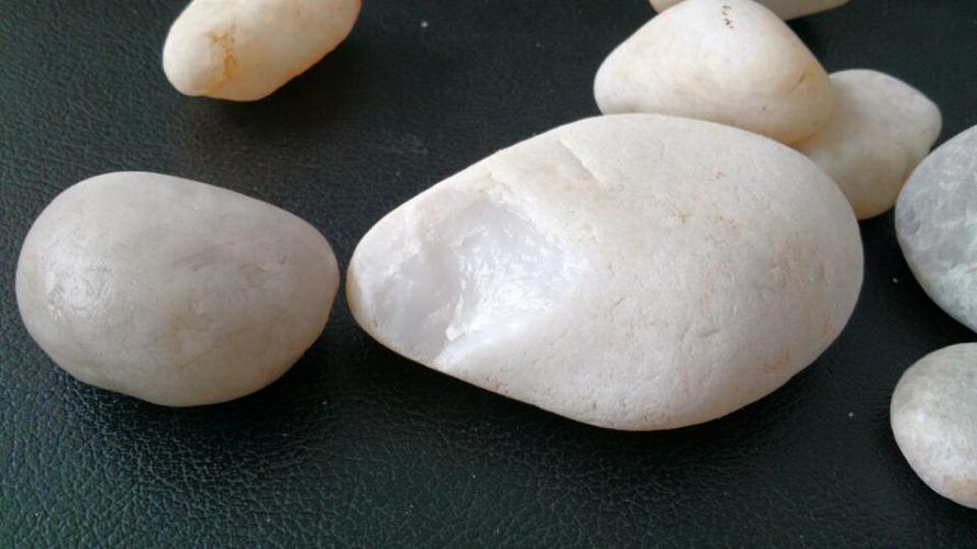 这种白色的石头是玉吗?