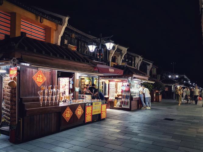 步行穿梭杭州清河坊步行街,此时已是深夜,很多店铺都关门了,路上行人