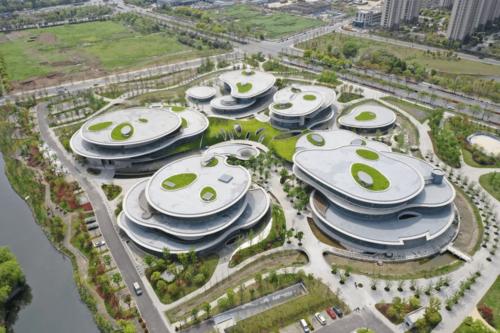 2 金港文化中心位于张家港保税区行政中心南侧.