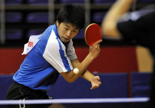 图文-农运会男子乒乓球赛况 拿出削球动作