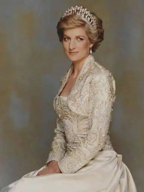 如果我不标注,你们能分清哪张是戴安娜王妃,哪张是剧中的剧照吗