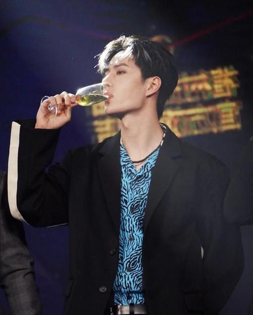 王一博一口喝香槟看到见面会的主持人才知道代言商们有多宠他