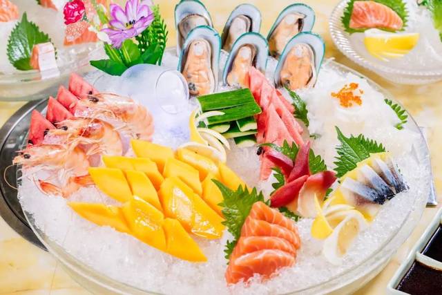 两只手都抱不住 伴随着烟雾弥漫的干冰出场 这一大盘冰镇海鲜水果拼盘