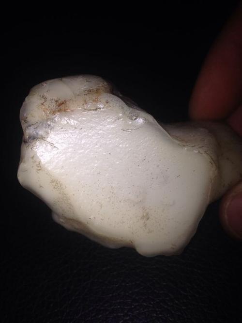 乳白色的石头特别硬是什么