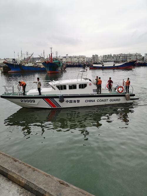 崖州中心渔港"船小二"协助海警救援队救助海上受伤渔民