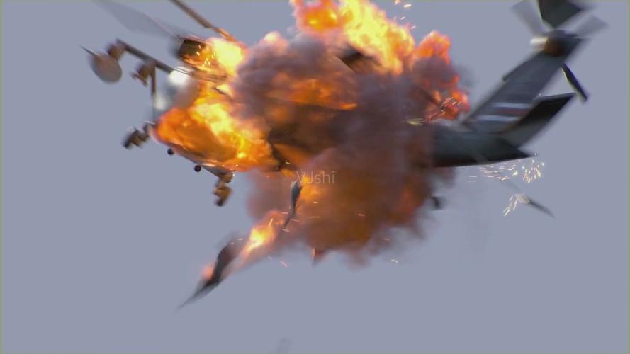 直升飞机空中爆炸视频