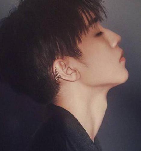 男星喉结有多吸引人?忍过了王一博,逃过了王俊凯,看到