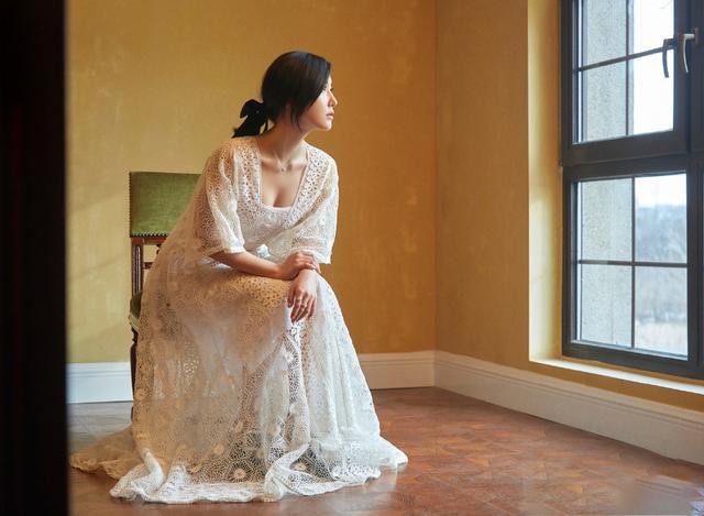 杨子姗身穿白色蕾丝连衣裙文艺优雅,而一袭抹胸礼服裙梦幻时髦!