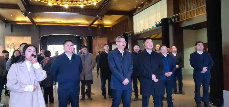 新闻频道 今日嵊州 时政经济   吴炳芳表示,近年来,嵊州在产业发展,选