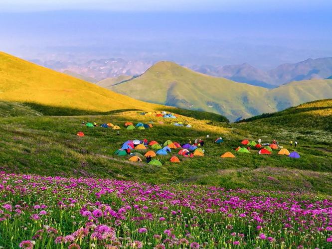 韭菜坪位于贵州境内,是两座山峰,分别是"大韭菜坪"和"小韭菜坪",属于
