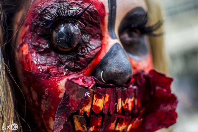 《电锯惊魂》这系列的电影,看了让人很难受,既恐惧又恶心