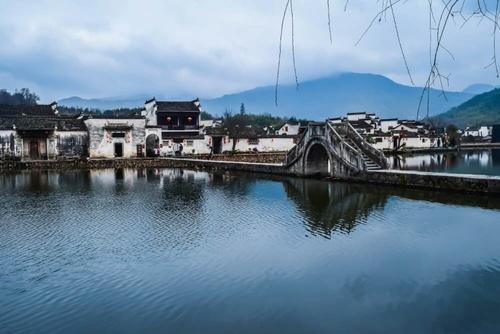 来宏村走一走,感受徽州的文化,南湖的风光,那里的建筑是徽州人的匠心