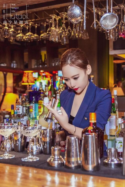 君度女王丨胡桃里吧台空降美女调酒师