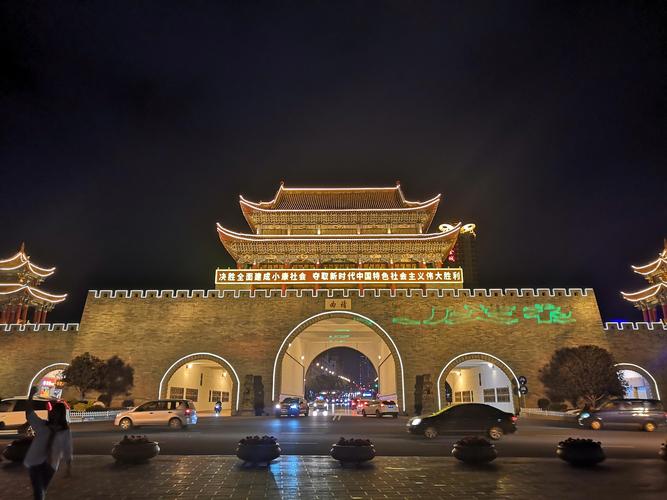 曲靖南城门音乐广场.