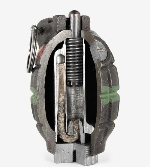 英国的"米尔斯"手榴弹,从一战用到二战,除了手投还能当枪榴弹