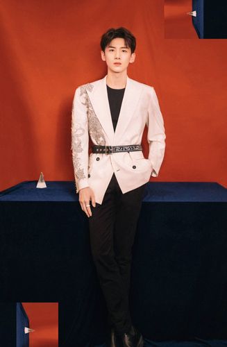 王源和白敬亭穿上白色西服是白马王子那么你呢