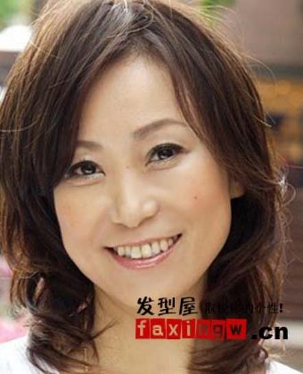 女性圆脸什么发型减龄 圆脸中年女士适合的发型